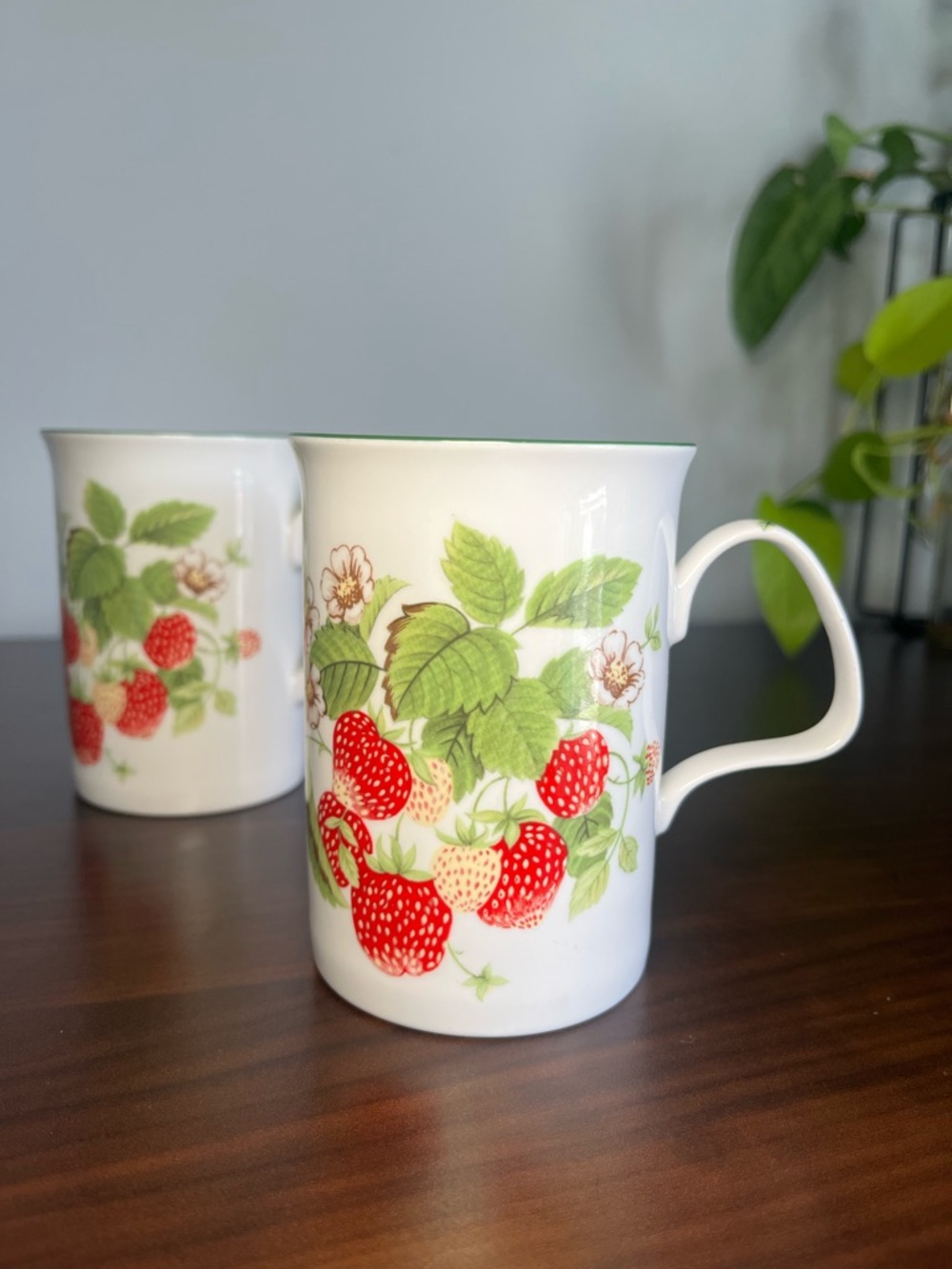 2 'Strawberry Fruit Garden' 1990 mugs. Roy Kirkham fine bone china. - Picture 3 of 13